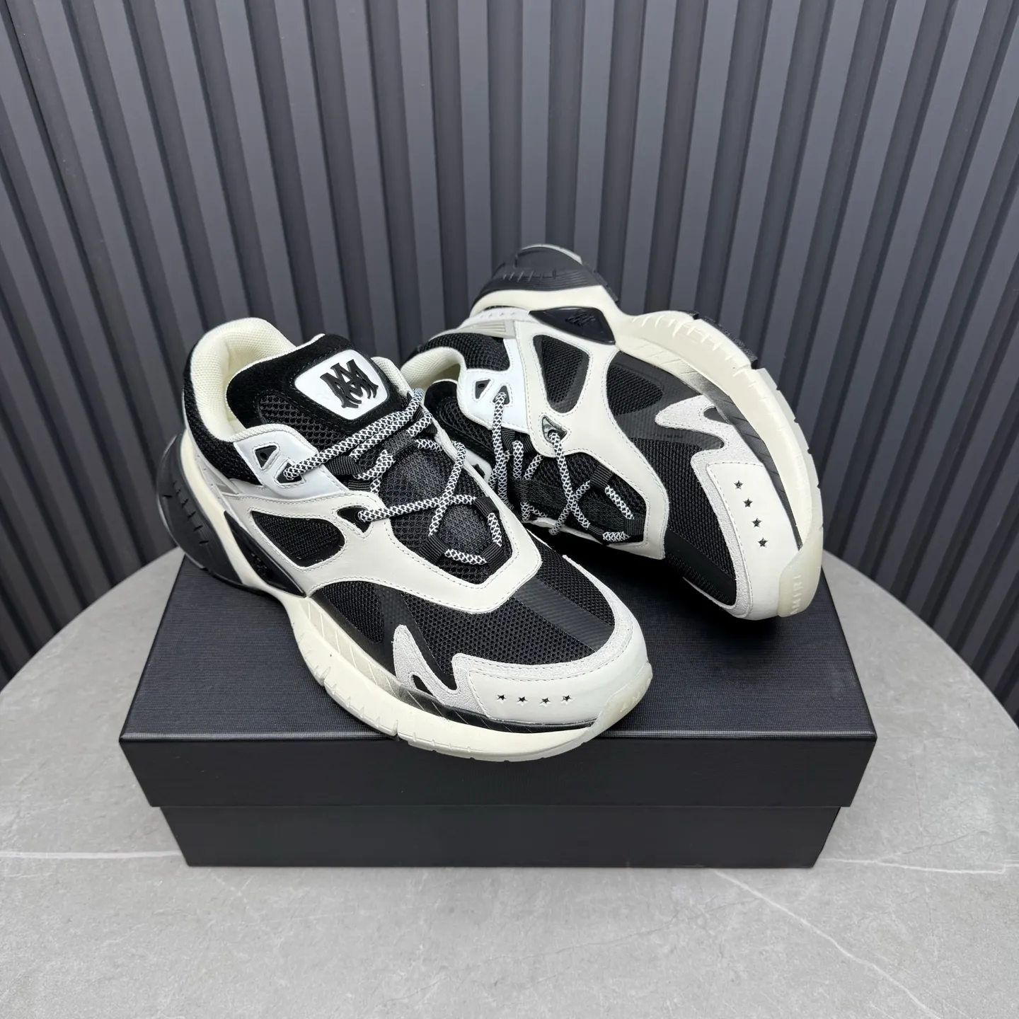 [AMIRI Amir] P: 760💰Size for couples: Female 35-40; Male 39-44; (Customized at 45.46) AMIRI Amir New Autumn and Winter Products New Autumn Latest Catwalk Couple Color Block Bread Casual Sports Shoes Series 〰 Casual fashion style full of details New generation of bone shoes popular classic upgrades Super comfortable and super popular! AUTRY is an exclusive version of AUTRY couple casual shoes from a high street brand in Los Angeles. Many celebrity Internet celebrities have the same style. Chinese new rapper Xiaobai Gali, Wang Yibo, Yang Mi and other Internet celebrity bloggers are competing for their feet. The three-dimensional molded metal logo on the side of the AJ1 shoe is on par with Nike's popular Fog. The heroic value instantly has a bit of punk rock flavor, all showing fashion sense and street style... ▪ Upper: original custom-made cowhide + original custom-made breathable mesh ▪Inner lining: original customized breathable mesh ▪Outsole: original molded two-color TPU rubber combination outsole.